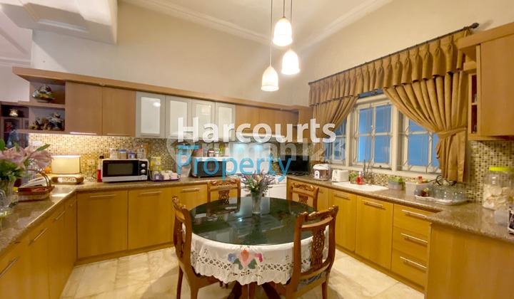 Rumah Halaman Luas Nyaman di Kemang 2