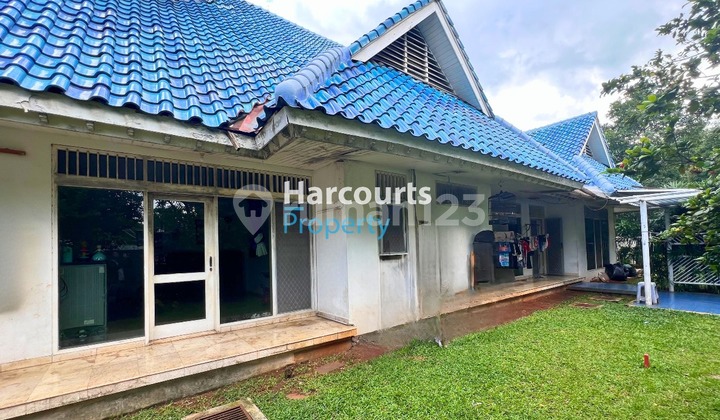 Rumah klasik hitung tanah di Permata Hijau