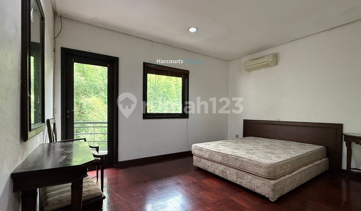 Classic Modern House in Kemang 2