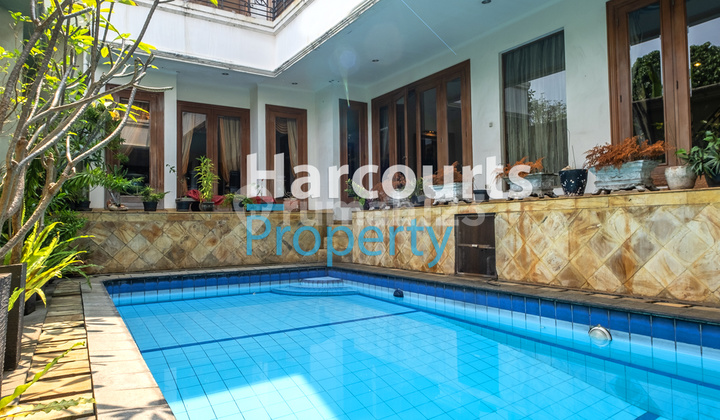 Rumah klasik eropa di mega kuningan Rumah klasik eropa di mega kuningan