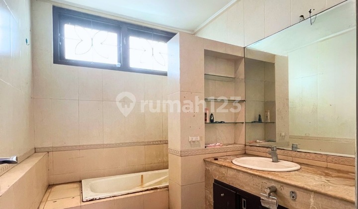 Rumah klasik strategis, tenang di menteng 2