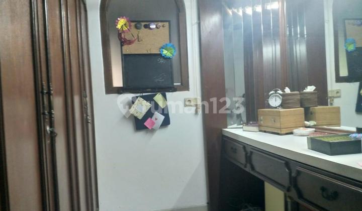 Spacious Classic House in Radio Dalam 2