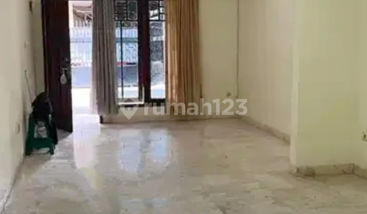 House Near Tebet Park and Station