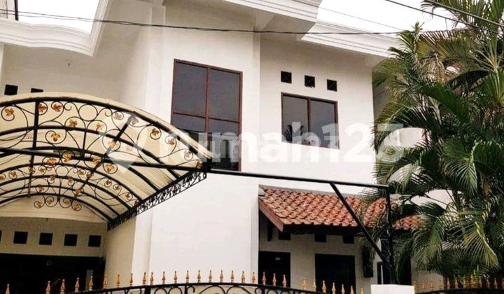 RUMAH TEBET AKSES JALAN BISA DILALUI 2 MOBIL