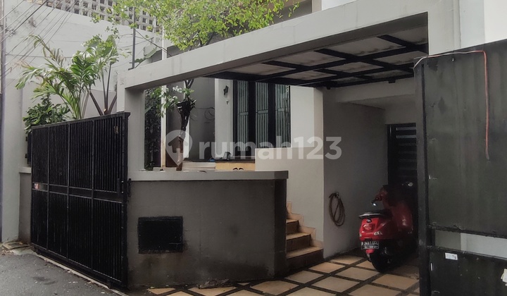 MINIMALIST TWO-STORY HOUSE IN WEST TEBET
