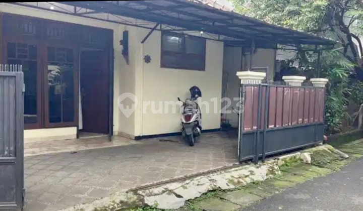 House Near Tebet Park and Station