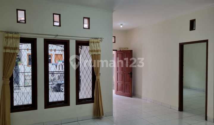 ruang keluarga rumah dijual seperti baru bagus