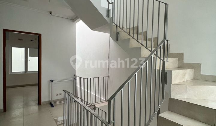 Rumah Minimalis 3 Lantai di Gandul Cinere Selangkah ke Tol Brigif 2