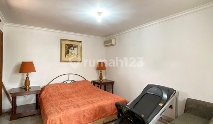 Rumah Mewah Klasik Terawat dalam Komplek Besar di Cinere 2