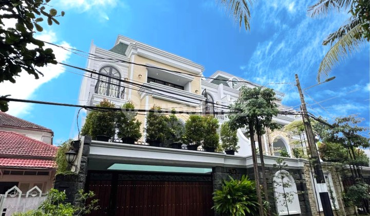 Luxury Living in the Heart of Cilandak 3-Story House with Pool & Rooftop Luxury Living in the Heart of Cilandak 3-Story House with Pool & Rooftop