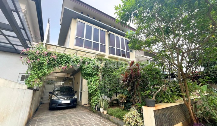 Beautiful House in a Famous Complex in Jagakarsa, Good Condition