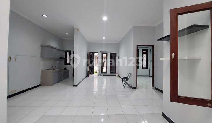 Modern minimalist house in an elite cluster near UGM and Alazhar. Modern minimalist house in an elite cluster near UGM and Alazhar.