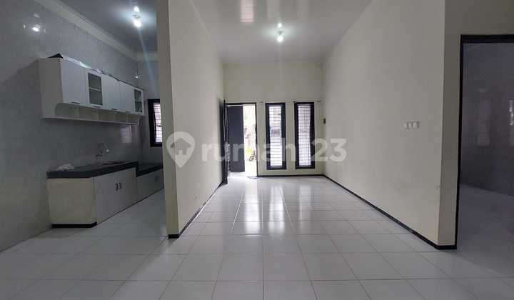 Minimalist House for Rent in Elite Cluster Yogyakarta, 15 Minutes to UGM, 10 Minutes to Alazhar