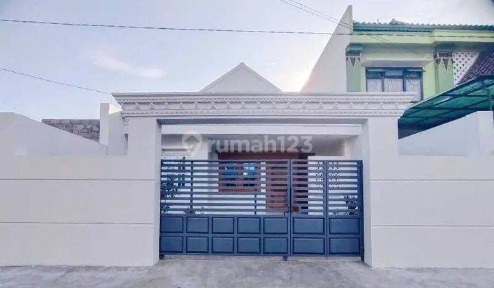 RUMAH KONSEP MODERN CLASSID BERONANEN KAYU DI JALAN HOS COKROAMINOTO 1