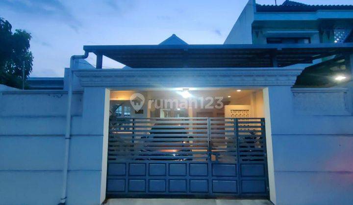 RUMAH KONSEP MODERN CLASSIC BERONAMEN KAYU DI JALAN HOS COKROAMINOTO 1