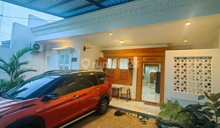 RUMAH KONSEP MODERN CLASSIC BERONAMEN KAYU DI JALAN HOS COKROAMINOTO 2