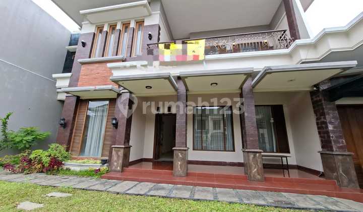 Luxurious and Grand House Near UGM Campus in Monjali