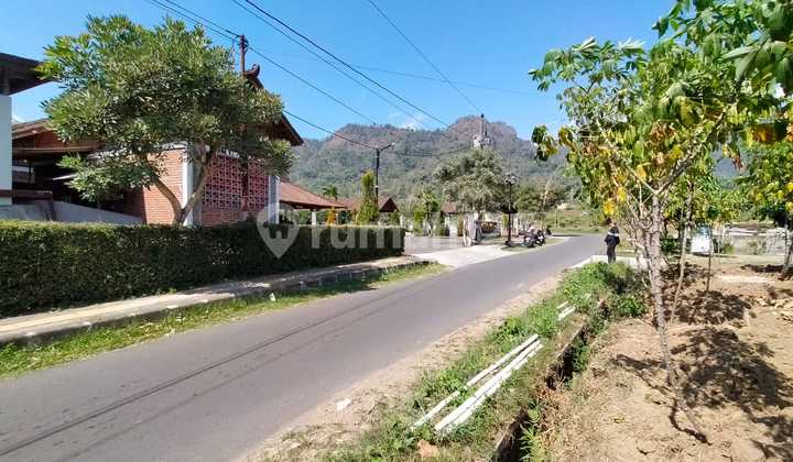Tanah Istimewa Di Watu Putih Dan Patung Buda Tidur Di Borobudur