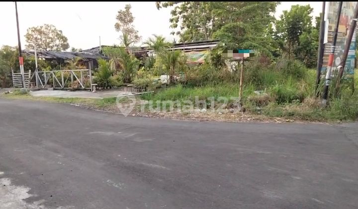 Super Cheap Land East of Maguwo Market Stand