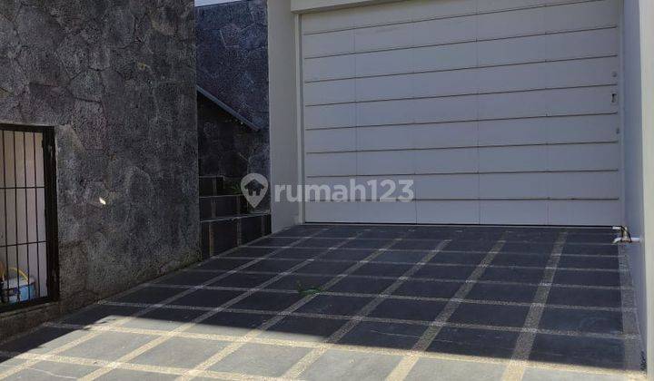 Rumah di Setra Duta, Bandung 3 Lantai Semi Furnished SHM 2