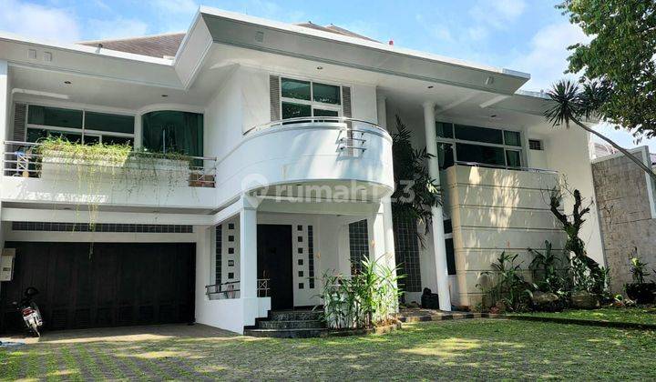 Rumah Mewah Klasik 2 Lantai SHM di Sayap Dago, Bandung 1