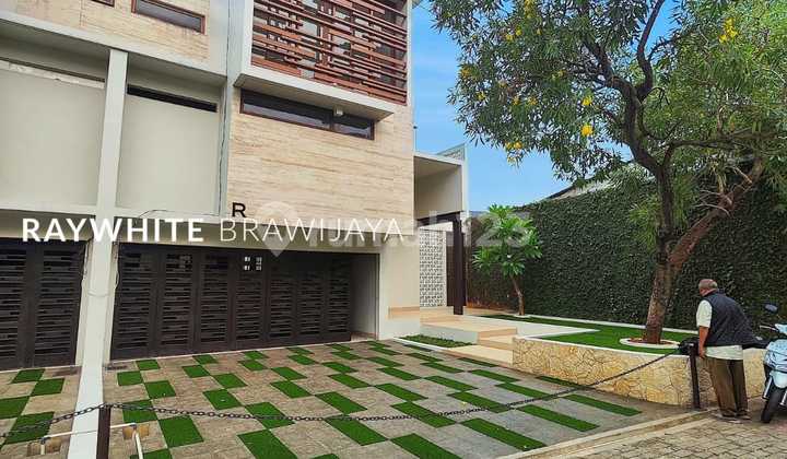 Brand New Townhouse Lingkungan Tenang dan Lokasi Strategis Area Ampera Brand New Townhouse Lingkungan Tenang dan Lokasi Strategis Area Ampera