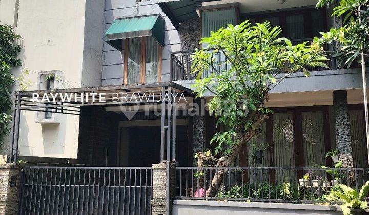 House in a housing complex with a strategic location in Kebayoran Baru area.