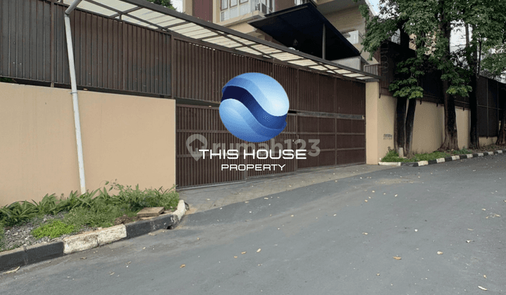 Rumah Semi Furnished Bagus di Jl. Simprug raya, Simprug 1