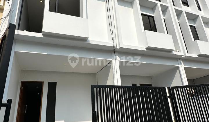 Brand new Muara Karang house, 3 floors, 60m2. South facing, 2-car road.