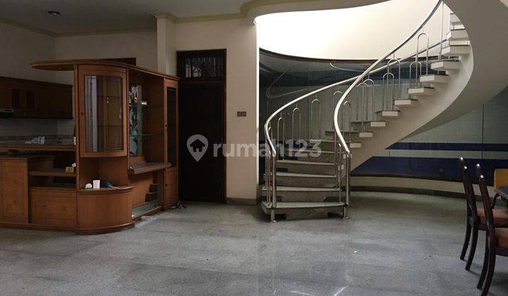 Rumah 2 Lantai Bagus Semi Furnished di Puri Indah, Jakarta Barat 1