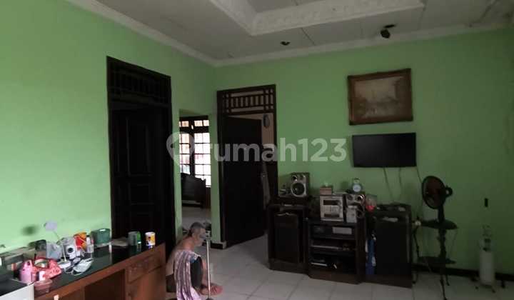 Cheap Sale House in Johar Baru Alley, Central Jakarta 2