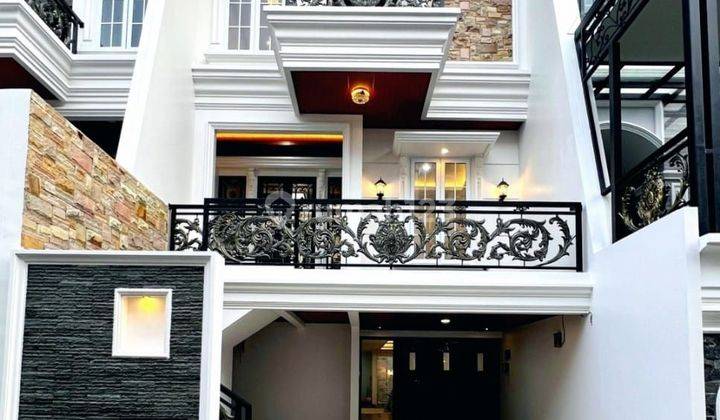 Rumah Mewah Dalam Townhouse Besar Lokasi Dekat Pusat Bisnis  1