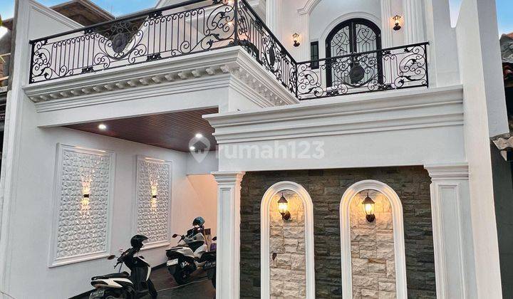 Rumah Modern Classic Dengan Rooftop Besar Lokasi Premium,nyaman