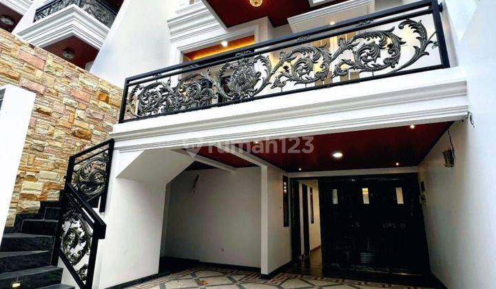 Rumah Mewah Dalam Townhouse Besar Lokasi Dekat Pusat Bisnis  2