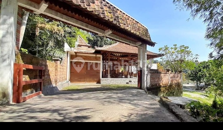 Ethnic Joglo house in a tourist village, beautiful surroundings with spacious land. 2