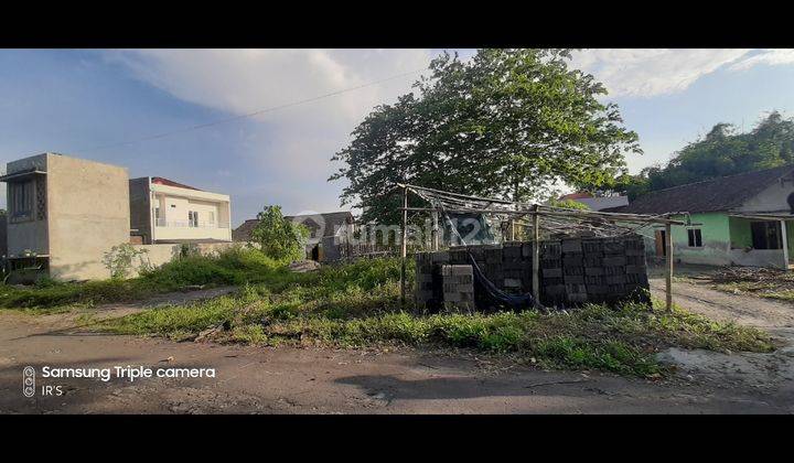 Tanah tepi jalan aspal diutara kampus UII 2