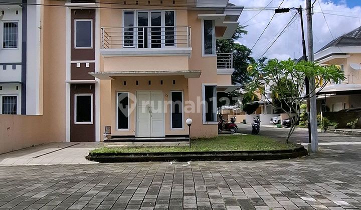 Rumah.hook.dalam.perumahan Halaman .luas