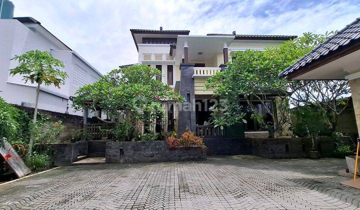 Kostel Dan Rumah Induk, Area Parkir Luas Kostel Dan Rumah Induk, Area Parkir Luas