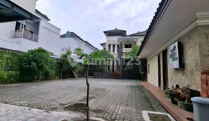 Kostel Dan Rumah Induk, Area Parkir Luas Kostel Dan Rumah Induk, Area Parkir Luas