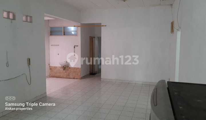 A house facing a lush and comfortable garden. 2