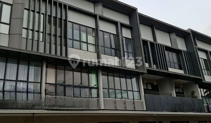 Ruko 3 Lantai, Lokasi Strategus, Hadap Jalan.utama Yg Siap untuk Usaha