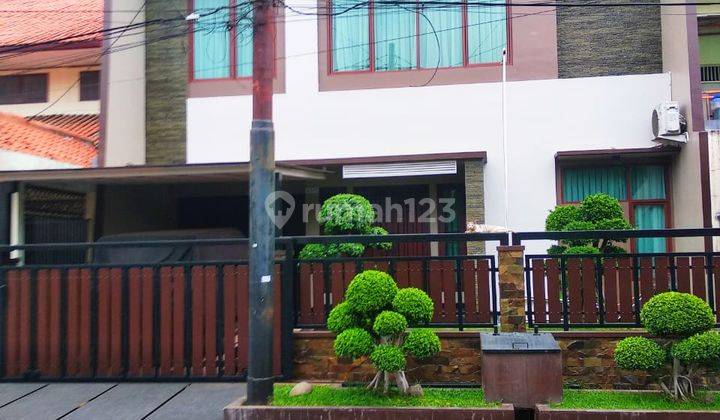 Rumah Mewah Semi Furnished Lokasi Strategis di Pondok Kelapa 1