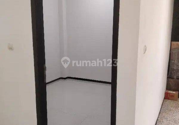 Rumah 2 Lantai Dalam Komplek Modern di Duren Sawit 2