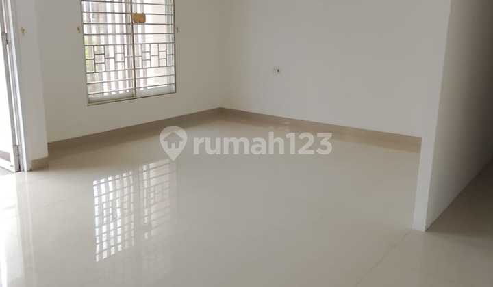 MURAH!!! RUMAH PIK1 Uk8x22 3 Lantai Minimalis Dekat Exit TOL