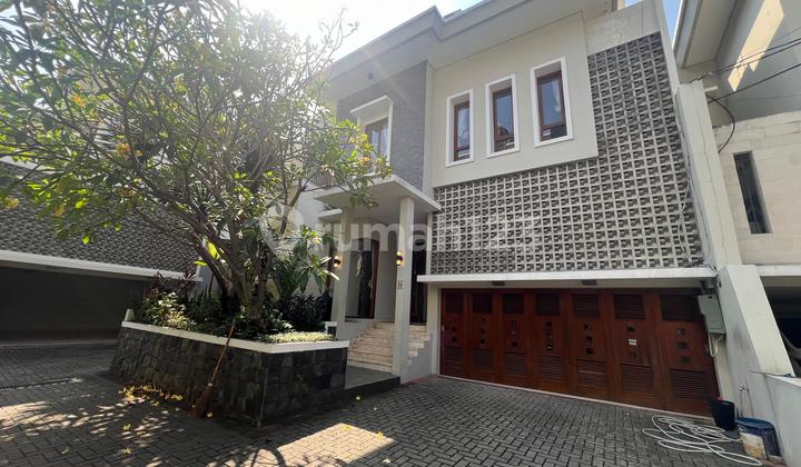 Modern Balinese style house for rent in Kemang, quiet area, single gate system. Modern Balinese style house for rent in Kemang, quiet area, single gate system.