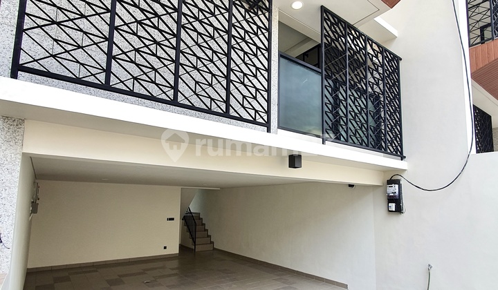 Rumah 3 Lantai di Kemang, Jakarta Selatan