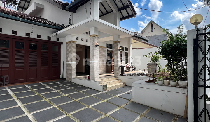 Rumah 2 lantai di Kebayoran Baru, Jakarta Selatan Rumah 2 lantai di Kebayoran Baru, Jakarta Selatan