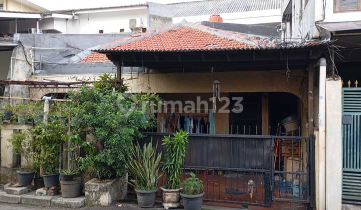 House in Menteng Dalam Needs to be Sold Quickly at a Cheap Price 2