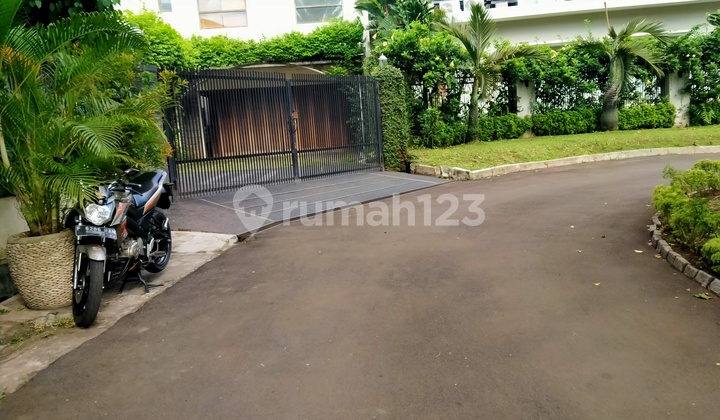 Strategic lot in the elite area of Kemang, South Jakarta, ready to build with SHM (Certificate of Ownership).