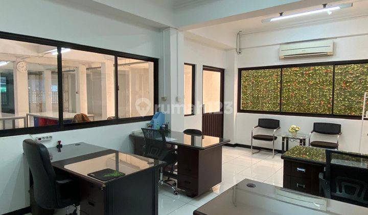 Bangunan Kantor Bagus Furnished di Gajah Mada, Jakarta Pusat 1